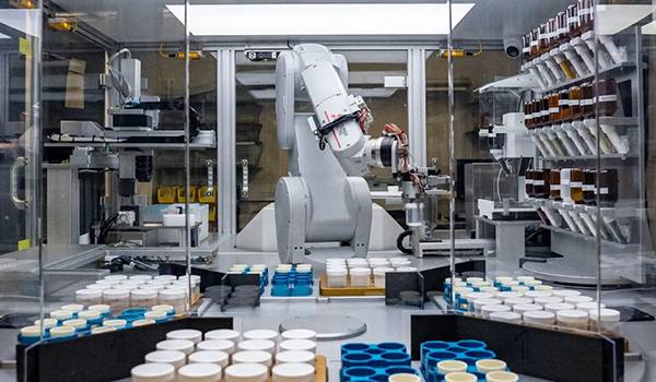 AI robot is performing material synthesis. [Courtesy of Lawrence Berkeley National Laboratory]