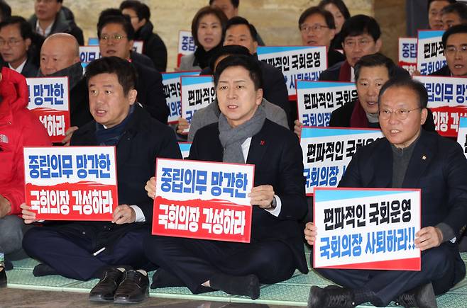 1일 국회 본회의장 앞에서 열린 국민의힘 비상 의원총회에서 김기현 대표 등이 구호를 외치고 있다. 2023.12.1 [사진 = 연합뉴스]