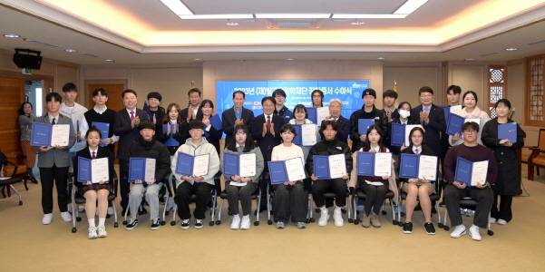 강기정 광주광역시장이 30일 오후 시청 비즈니스룸에서 열린 '2023년 (재)빛고을장학재단 장학생 장학증서 수여식'에 참석해 장학증서를 수여한 후 기념촬영을 하고 있다./사진=광주시