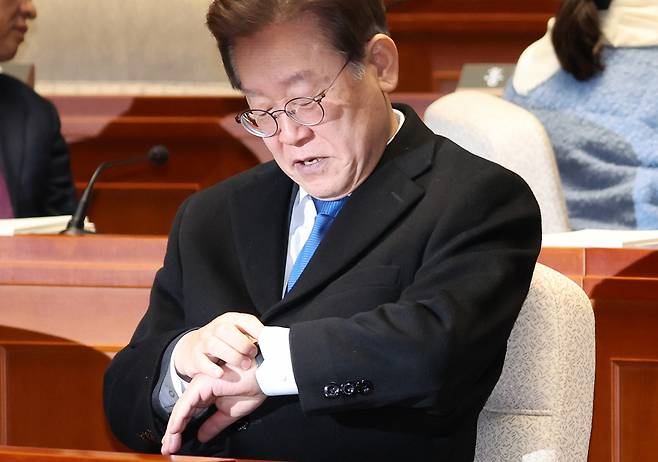 30일 국회에서 본회의 전 열린 더불어민주당 의원총회에서 이재명 대표가 시간을 확인하고 있다. [연합]