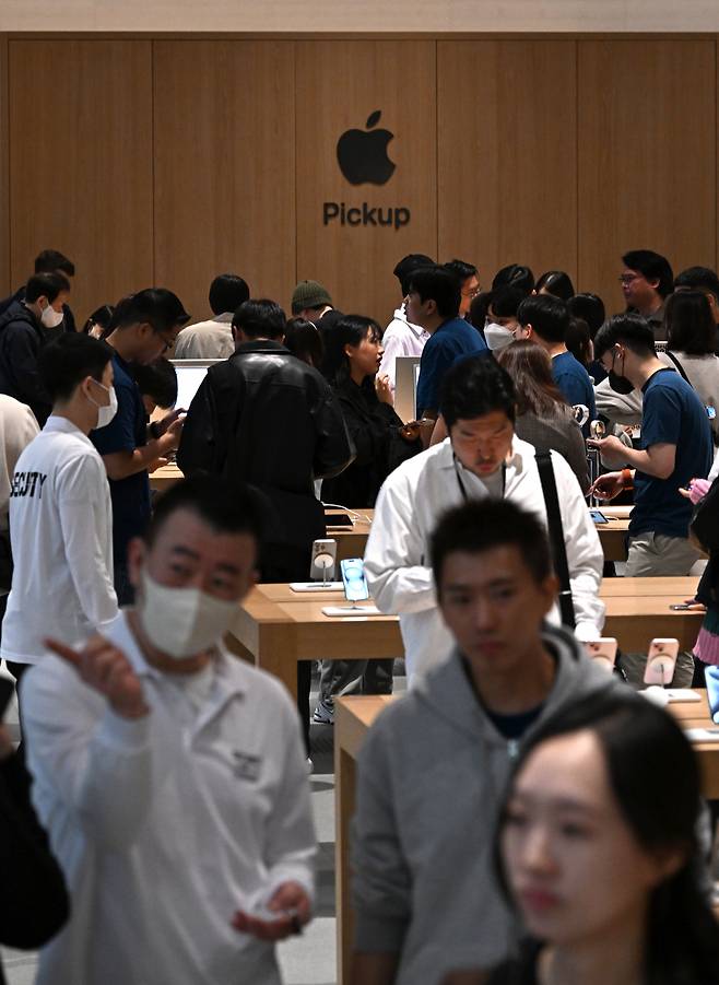 서울 중구 명동 애플스토어에서 고객들이 제품을 살펴보고 있다. [임세준 기자]