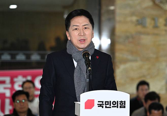 김기현 국민의힘 대표가 1일 서울 여의도 국회 로텐더홀에서 열린 비상 의원총회에 참석해 발언하고 있다. 임세준 기자