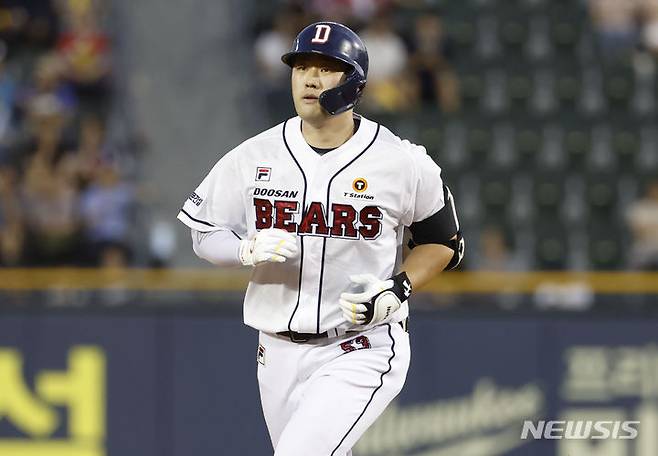[서울=뉴시스] 정병혁 기자 = 6일 서울 송파구 잠실야구장에서 열린 2023 프로야구 KIA 타이거즈 대 두산베어스의 경기, 2회말 무사 주자없는 상황 두산 양석환이 솔로 홈런을 친 뒤 그라운드를 돌고 있다. 2023.09.07. jhope@newsis.com