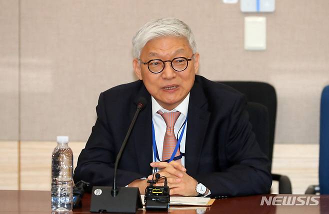 [서울=뉴시스] 배훈식 기자 = 윤덕민 주일 한국대사는 30일 일본 니가타(新潟)현에서 북한 납치 피해자와 만났다. 사진은 윤 대사가 지난 3월 27일 오후 서울 종로구 외교부 청사에서 기자간담회를 하고 있는 모습. 2023.12.01. dahora83@newsis.com