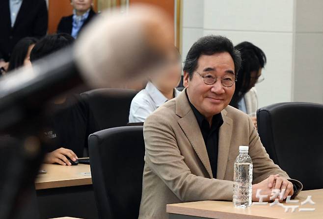 이낙연 전 국무총리가 25일 오후 서울 관악구 서울대학교 국제대학원 국제회의실에서 서울대 통일평화연구원 주최로 열린 '대한민국 생존전략' 평화학세미나에 참석하기 위해 들어서고 있다. 황진환 기자