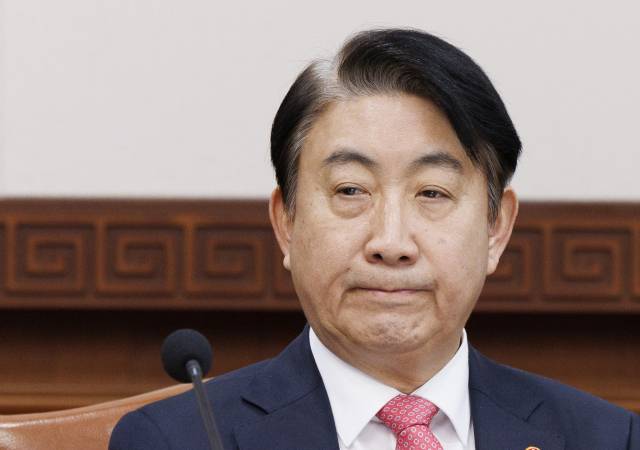 ▲이동관 방송통신위원회 위원장이 '노란봉투법'과 방송3법에 대한 재의요구안 등을 처리하기 위해 1일 오전 서울 종로구 정부서울청사에서 열린 임시 국무회의에 참석해 한덕수 국무총리의 국회 탄핵안 발의 관련 발언을 굳은 표정으로 듣고 있다. 국회에서 탄핵안 처리를 앞두고 있는 이 위원장의 방통위원장직 사의 소식은 국무회의 직후 알려졌다. ⓒ연합뉴스