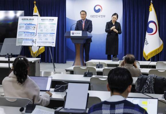 비대면 진료 시범사업 보완방안 발표 - 박민수 보건복지부 2차관이 1일 오후 서울 종로구 정부서울청사에서 열린 비대면 진료 시범사업 보완방안을 발표하고 있다. 2023.12.1 연합뉴스