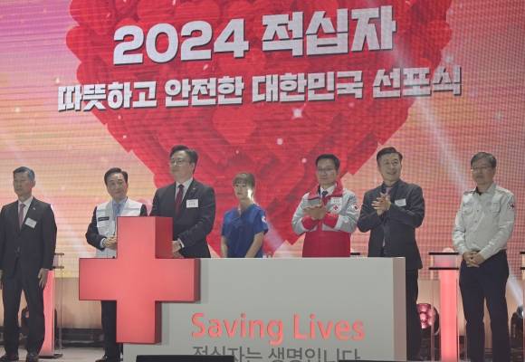 1일 서울 서초구 서초종합체육관에서 열린 대한적십자사 ‘2024 따뜻하고 안전한 대한민국’ 선포식에서 조규홍(왼쪽 세번째) 보건복지부 장관, 김철수(두번쨰) 대한적십자사 회장, 김상열(다섯번째) 회장자문위원장 등 참석자들이 적십자 기금함 개막식을 진행하고 있다.  박지환기자