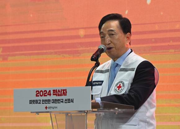 김철수 대한적십자사 회장이 1일 서울 서초구 서초종합체육관에서 열린 ‘2024 따뜻하고 안전한 대한민국’ 선포식에서 환영사를 하고 있다.  박지환기자