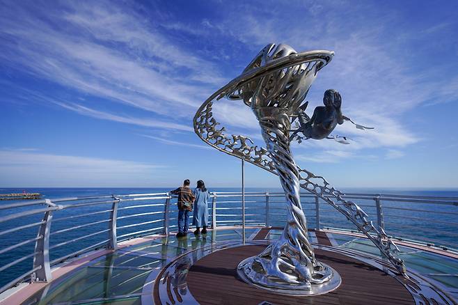 울진의 매력적인 푸른빛을 함께 감상할 수 있는 등기산스카이워크. 사진제공|권다현(여행작가)