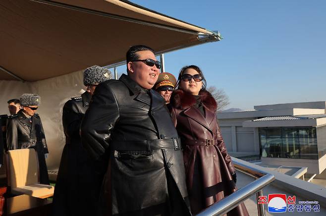 김정은 북한 국무위원장이 11월 29일 공군사령부 등을 방문해 “아무리 적이 기술적 우세를 자랑해도 우리 비행사들의 정치 사상적 우월성을 압도할 수 없다”며 공군의 정신 무장을 강조했다. (사진=연합뉴스)
