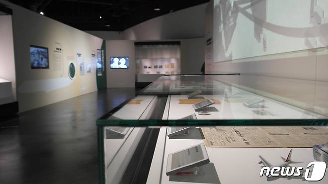 '중동행 비행기에 오른 사람들' 전시물. 2023.11.22/뉴스1 ⓒ News1 금준혁 기자