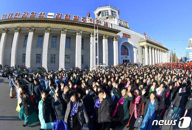 (평양 노동신문=뉴스1) = 북한 노동당 기관지 노동신문은 2일 제5차 전국어머니대회 참가자들이 전날 수도 평양에 도착했다고 보도했다. 국내에서만 사용가능. 재배포 금지. DB 금지. For Use Only in the Republic of Korea. Redistribution Prohibited] rodongphoto@news1.kr