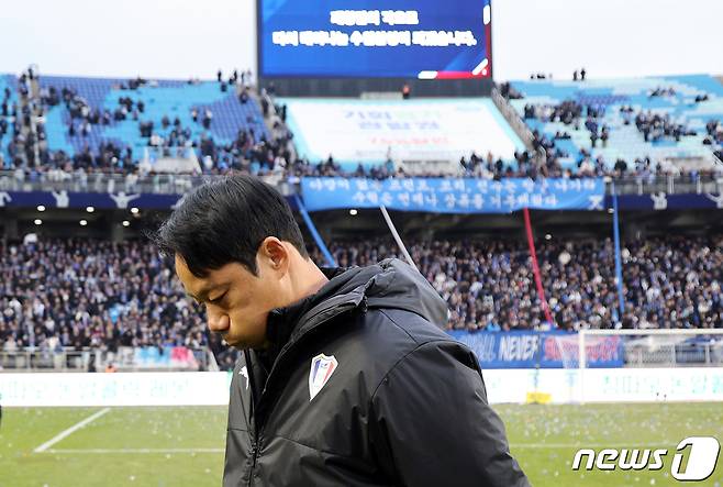 염기훈 수원삼성 감독대행이 2일 오후 경기도 수원시 팔달구 수원월드컵경기장에서 열린 2023 하나원큐 K리그1 38라운드 수원삼성과 강원FC의 경기에서 0대0으로 비기며 2부리그 강등이 확정된 뒤 서포터즈 앞에서 눈물의 사과 후 뒤돌아 그라운드를 나서며 망연자실해 하고 있다. 2023.12.2/뉴스1 ⓒ News1 박정호 기자