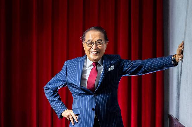 신영균은 국회의원, 사업가 등 10개 가까운 직업을 가졌다. 하지만 그는 “국민에게 가장 사랑받았던 배우로 남고 싶다”며 “다른 직업은 부업일 뿐이었다”고 했다. 1960년 영화 ‘과부’로 데뷔해 300편 가까운 영화를 찍으며 당뇨 등 병을 얻기도 했지만 “지금도 나는 배우라는 직업이 좋다”고 했다./이신영 영상미디어 기자