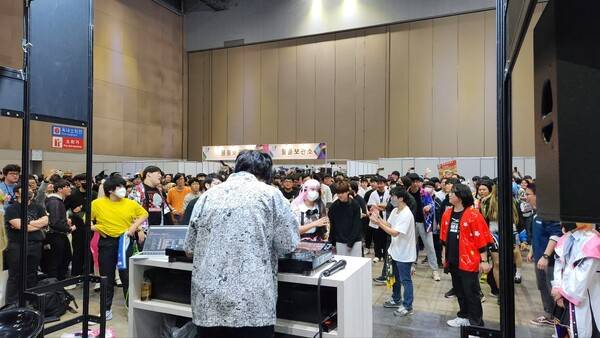 DJ 카즈 애니송 디제잉 파티를 즐기는 팬들. [이포커스]