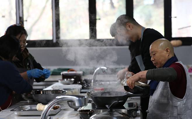 정관 스님이 제자들과 음식을 만들고 있다. 박미향 기자