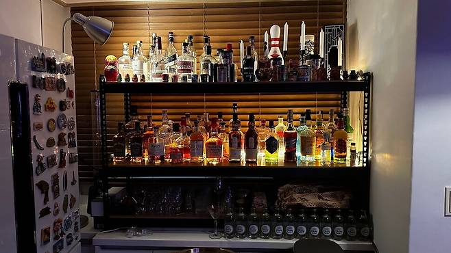 위스키로 가득한 지인의 술장. 하범규 제공