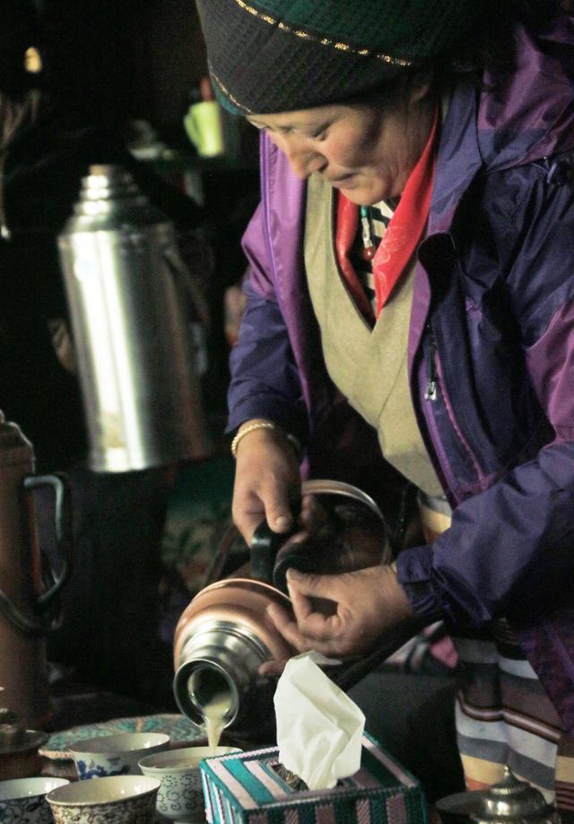 티베트 민가의 아주머니가 방문객에게 쑤여우차를 따라 주고 있다. ⓒ최종명