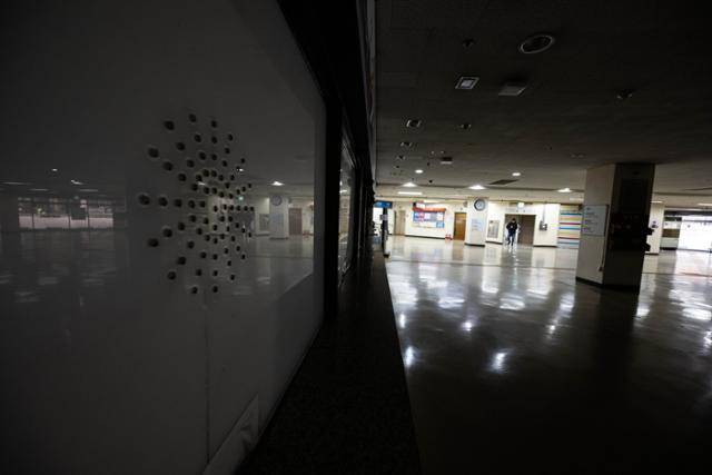 유인 매표소는 연초에 먼저 운영이 중단돼 블라인드가 내려진 상태였고, 매표소 앞 공간은 상시 불이 꺼져 있었다.