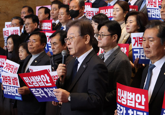 이날 같은 장소에서 열린 ‘대통령 거부권 남발 규탄 및 민생법안 처리 촉구 대회’에 참석한 이재명 더불어민주당 대표가 발언하고 있다. [뉴시스]