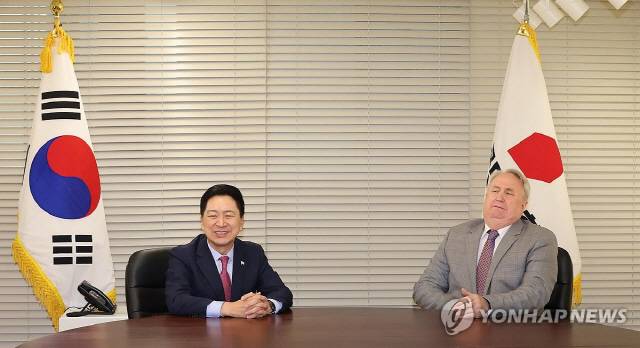 ▲ 지난달 17일 국민의힘 김기현 대표와 인요한 혁신위원장이 서울 여의도 당사에서 면담하고 있다. 당 지도부와 혁신위원회의 불협화음은 공천전쟁이 치열함을 상징한다. (연합뉴스)