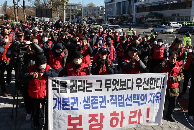 정부와 국민의힘이 연내 개 식용 종식을 위한 특별법 제정을 추진하기로 한 가운데 30일 오후 서울 용산 대통령실 앞에서 대한육견협회 등이 연 집회에서 참가자들이 개식용금지법 추진 중단 등을 촉구하고 있다. / 사진=연합뉴스