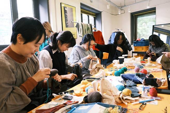 수선에는 정답도 없고 틀린 것도 없다. 그저 나만의 개성만이 남을 뿐이다. 구멍도, 고친 부분도 모두 나만의 서사가 된다. 한군 제공