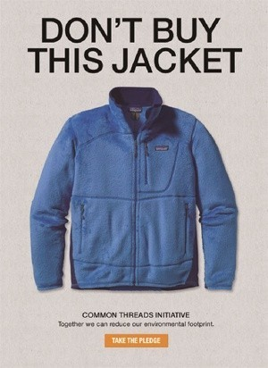 아웃도어 브랜드 파타고니아가 자사 재킷 사진을 걸고 낸 캠페인 광고 포스터. 소비는 곧 자원이라는 의미를 담았다.