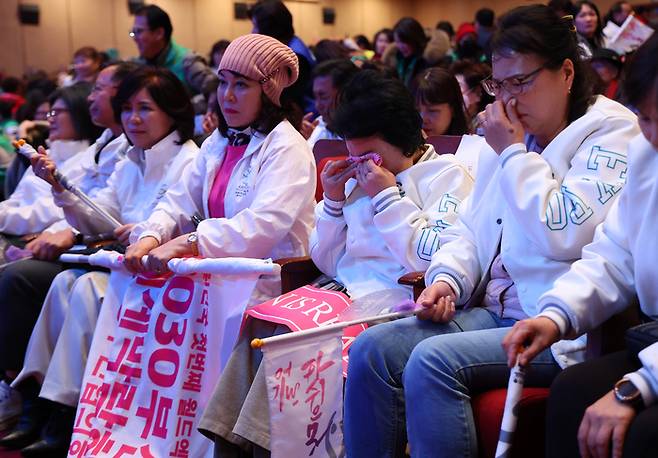 29일 오전 부산 동구 부산시민회관에서 열린 2030부산세계박람회 성공유치 시민 응원전에서 부산의 2030엑스포 유치가 무산되자 시민들이 눈물을 흘리고 있다. [사진출처 = 연합뉴스]