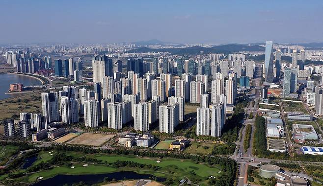 인천 송도국제도시 아파트값이 하락세를 보이면서 배경에 관심이 쏠린다. (연합뉴스)