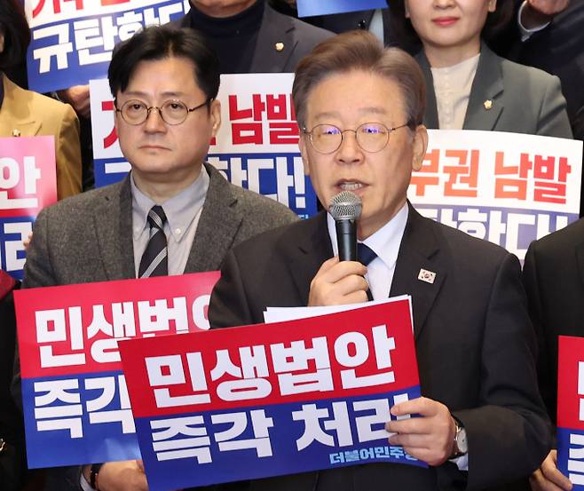 이재명 더불어민주당 대표(오른쪽)가 지난 1일 오후 서울 여의도 국회 로텐더홀 게단에서 열린 거부권 남발 규탄 및 민생법안 처리 촉구 대회에서 발언을 하고 있다. /사진=뉴스1