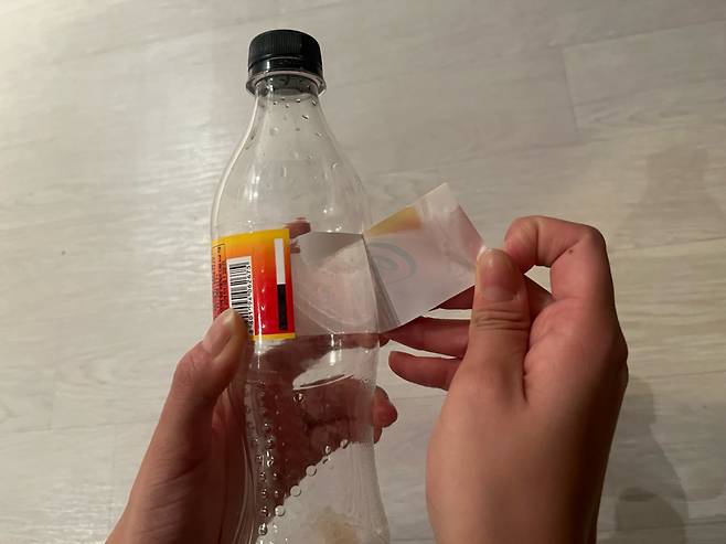 라벨을 떼어도 접착제와 라벨 조각이 남아 있는 페트병. 주소현 기자