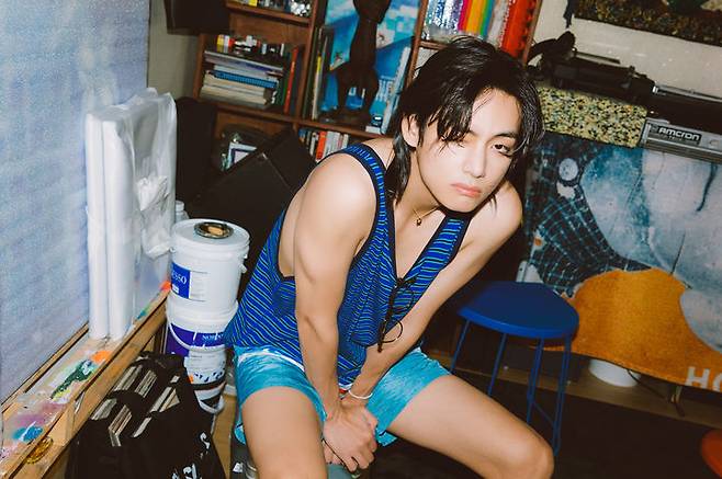 [서울=뉴시스] 방탄소년단 뷔 솔로 앨범 '레이오버(Layover)' 포토. 2023.08.09. (사진 = 빅히트 뮤직 제공) photo@newsis.com *재판매 및 DB 금지