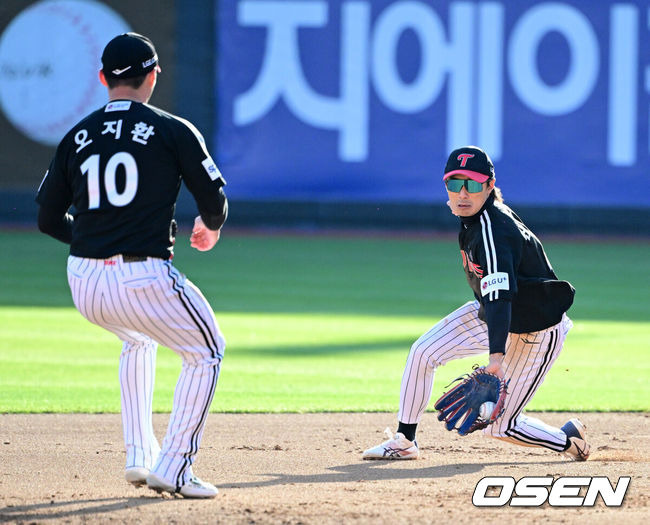 [OSEN=수원, 지형준 기자]‘2023 신한은행 SOL KBO 포스트시즌 한국시리즈’ 4차전 KT 위즈와 LG 트윈스의 경기가 열렸다.5회말 1사 1루에서 LG 신민재가 KT 정준영의 2루땅볼을 잡아 글러브 토스를 시도하고 있다. 2023.11.11 /jpnews@osen.co.kr