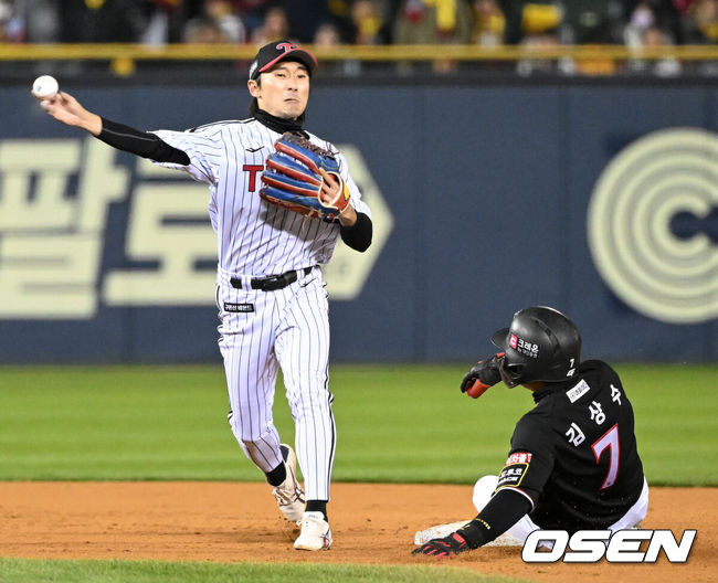 [OSEN=잠실, 이대선 기자] 2023 KBO 프로야구 포스트시즌 한국시리즈 5차전 LG 트윈스와 KT 위즈의 경기가 열렸다.5회초 무사 1,2루에서 LG 신민재가 KT 김상수를 포스아웃 처리하고 있다. 2023.11.13 /sunday@osen.co.kr