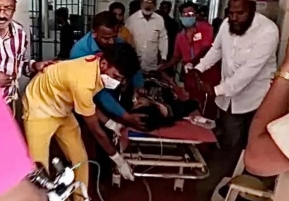 서부 마하라슈트라주 콜라푸르 지역 키트와드 폭포 옆에서 셀카를 찍으려고 나선 여성 5명이 중심을 잃고 미끄러져 물에 빠졌다. 이 사고로 4명은 익사했고, 1명은 의식을 잃은 상태로 구조됐다. 타임즈나우(Timesnow) 캡처