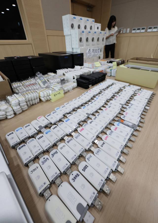 압수된 발신번호 표시변작 보이스피싱에 사용된 물품들.연합뉴스