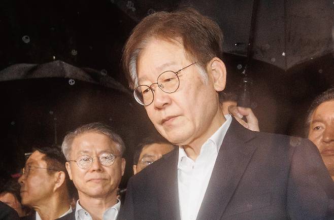 이재명 더불어민주당 대표가 9월 27일 경기 의왕시 서울구치소를 나서고 있다. 서울중앙지법 유창훈 영장전담 부장판사는 이날 특정범죄가중처벌법 위반(뇌물) 등 혐의를 받는 이 대표에 대한 구속영장을 기각했다. [공동취재사진]