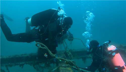 수중 정화 활동하는 회원들 [환동해특수대응단 박두철 소방장 제공. 재판매 및 DB 금지]