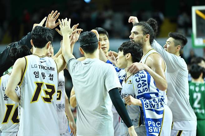 승리한 LG 선수들 [KBL 제공. 재배포 및 DB 금지]