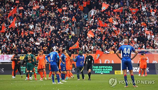 축구 명가 수원, 충격의 2부 리그 강등 (수원=연합뉴스) 김도훈 기자 = 2일 경기도 수원월드컵경기장에서 열린 프로축구 하나원큐 K리그1 2023 마지막 38라운드 수원 삼성과 강원FC 경기가 끝난 뒤 1부 리그에 잔류한 강원 FC 팬들이 환호하고 있는 반면, 2부 리그 강등이 확정된 수원 삼성 선수들이 낙담하고 있다. 2023.12.2 superdoo82@yna.co.kr