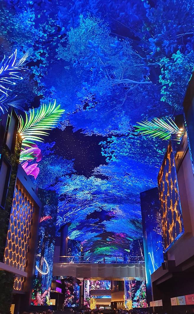 화려한 LED로 장식된 인스파이어 아레나 내부 통로 [촬영=이태수]
tsl@yna.co.kr