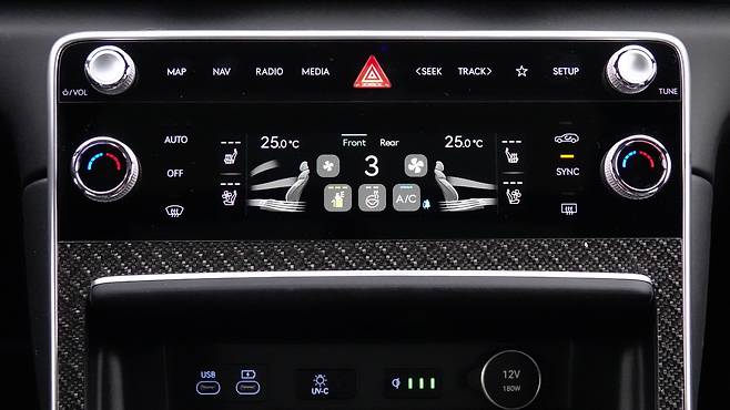 터치 버튼으로 두 개의 향을 세 단계로 조절하며 향을 누릴 수 있다. ⓒautodiary