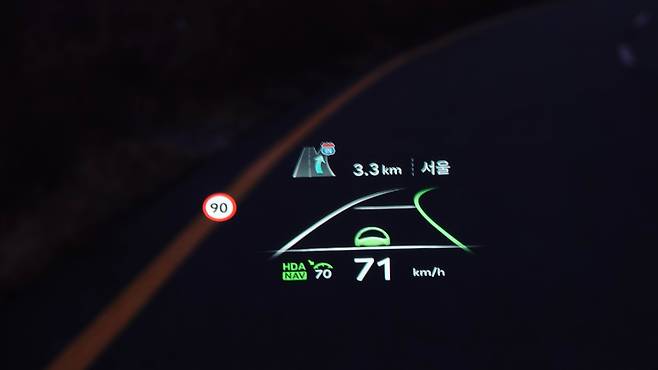 헤드업 디스플레이는 넓은 화면에 선명한 그래픽으로 다양한 정보를 보여준다. ⓒautodiary
