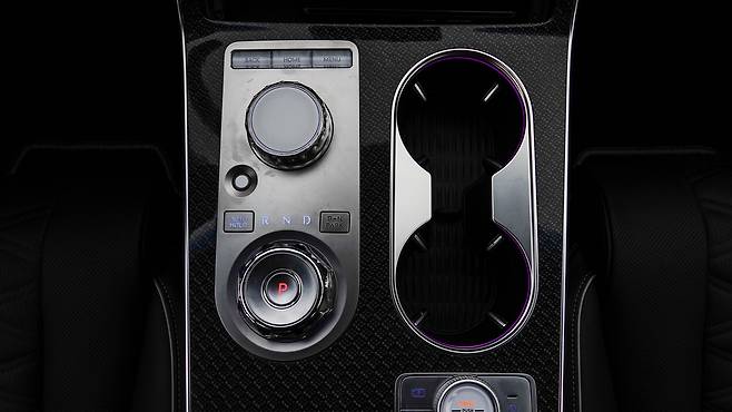 비슷한 크기의 원형으로 만든 두 개의 조작레버. 인포테인먼트 조절 레버는 헐겁고 가볍다. ⓒautodiary