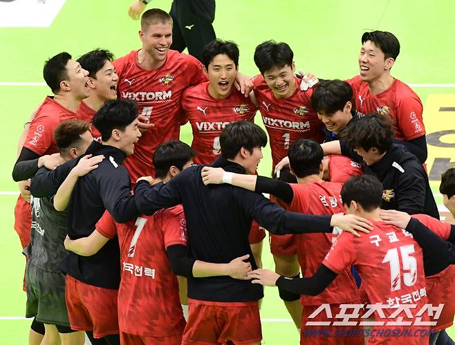 6연승을 질주한 한국전력 선수들의 환호