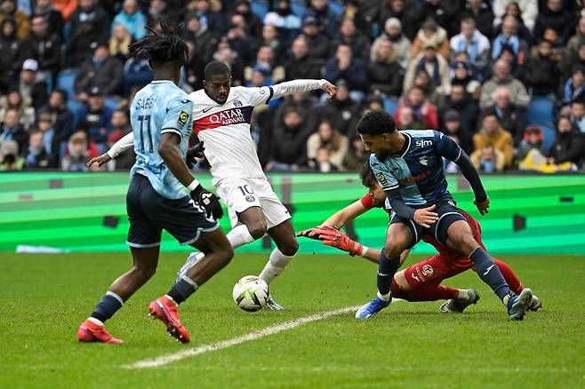 Le Havre's French goalkeeper #30 Arthur Desmas (R-BACK) fights for the ball with Paris Saint-Germain's French forward #10 Ousmane Dembele (2L) during the French L1 football match between Le Havre AC and Paris Saint-Germain (PSG) at The Stade Oceane in Le Havre, north-western France, on December 3, 2023. (Photo by DAMIEN MEYER / AFP)







<저작권자(c) 연합뉴스, 무단 전재-재배포 금지>