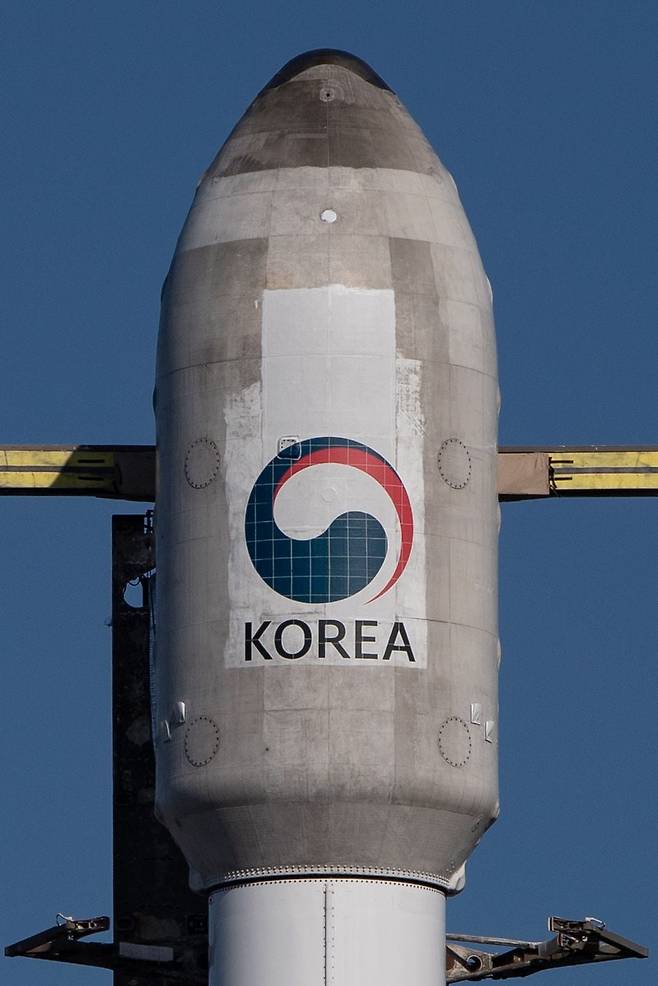 지난달 30일(현지 시각) 미국 캘리포니아주 반덴버그 우주군기지에 우리 군 최초의 군사정찰위성 1호기를 탑재한 '팰컨9' 로켓이 기립해 있다./스페이스X