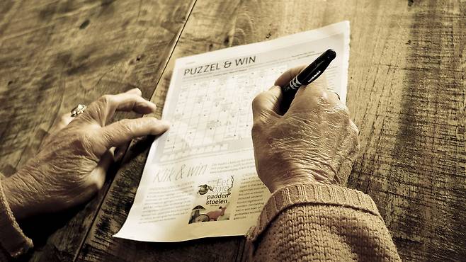 단어 퍼즐을 맞추는 노인의 손. 80세가 넘어도 20대 못지않은 기억력을 보이는 수퍼노인들이 있다./Pixabay